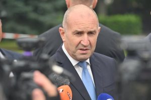 Радев: Бюджетът е предупреждение за еврозоната, в която влизаме прибързано