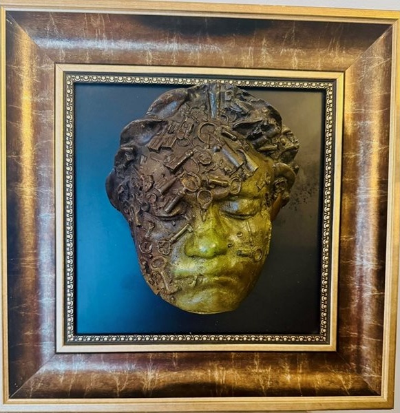 Лили Иванова във възторг от уникален подарък: Бронзова маска на Бетовен от Вежди Рашидов