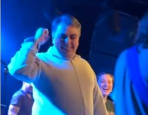 Асен Василев на сцената: Реплика за 'безобразие' стана част от музикално изпълнение