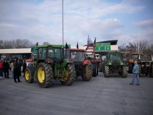 Гръцки фермери ескалират протестите си: Заплахи за блокади на магистрали и летища