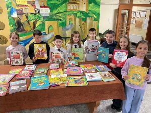 Ученици от Велико Търново дариха над 760 детски книжки за мини библиотеки