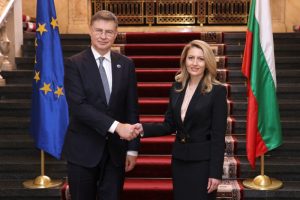 България финализира подготовката за еврото: Двойно обозначаване на цените започва през август 2025 г.