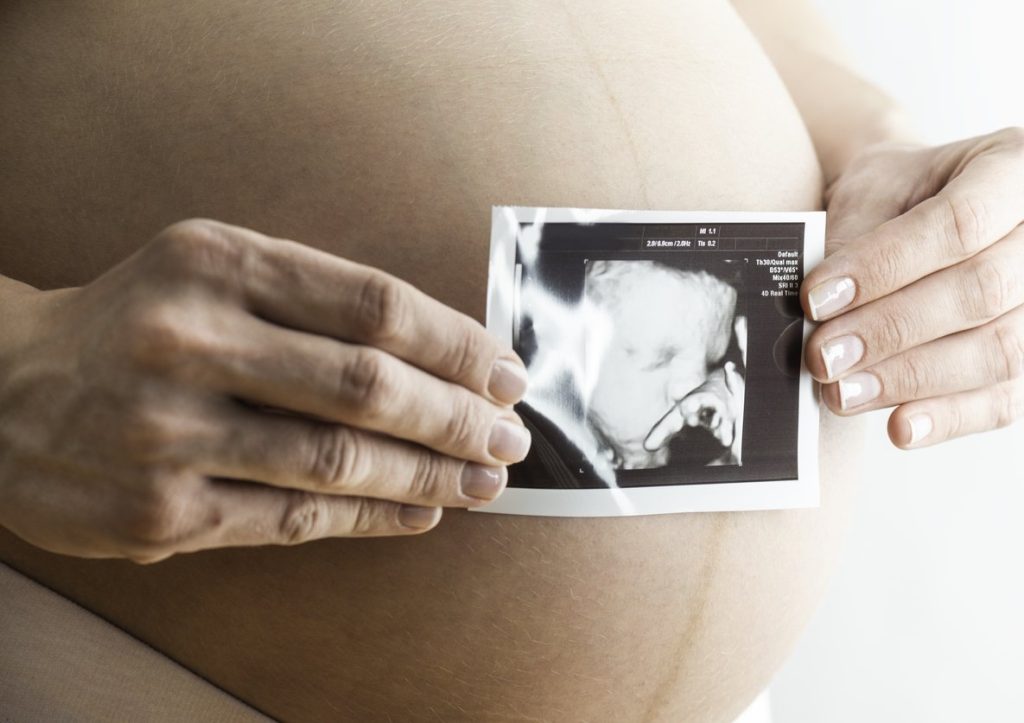 Разкриха мащабна "фабрика за бебета" на Крит: Българки сред експлоатираните майки