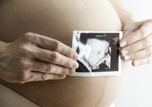 Разкриха мащабна "фабрика за бебета" на Крит: Българки сред експлоатираните майки