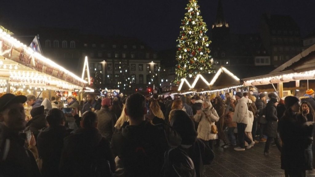 30-метрова елха озари Коледния базар в Страсбург