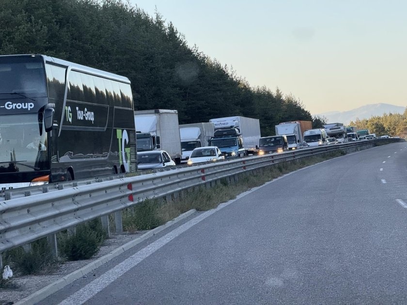 Полицията в Пазарджик предотврати инцидент: 70-годишен шофьор влезе в насрещното на АМ „Тракия“ заради гъста мъгла