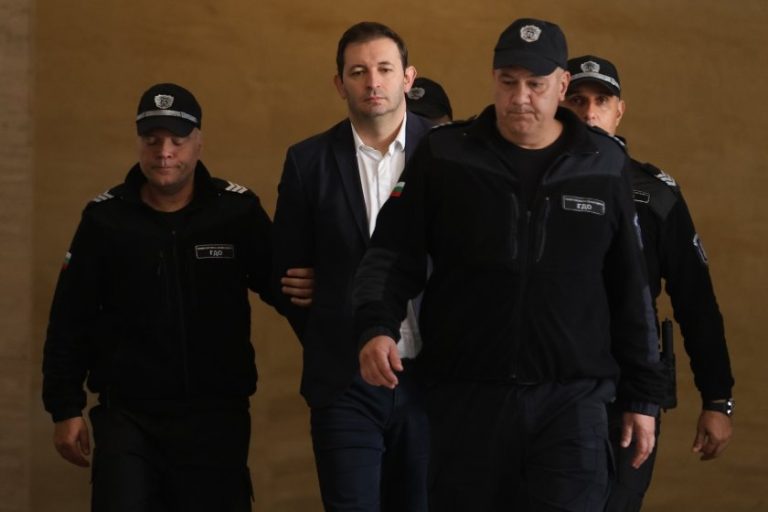 Никола Барбутов и още трима на съд: Обвинени са за ОПГ, подкупи и манипулиране на поръчки в София Никола Барбутов и още трима на съд: Обвинени са за ОПГ, подкупи и манипулиране на поръчки в София