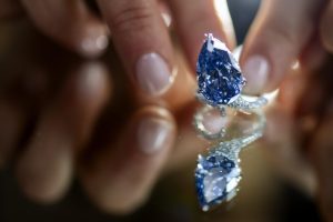 Историческа брошка на Наполеон и диаманти за милиони се продават на търгове в Женева