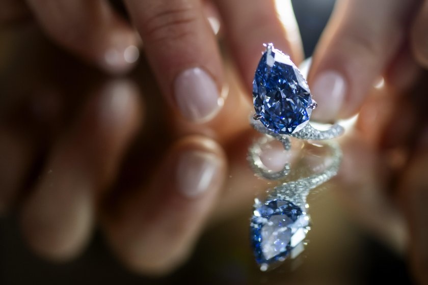 Историческа брошка на Наполеон и диаманти за милиони се продават на търгове в Женева