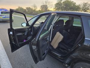 Акция на АМ „Хемус“: Полицията във Варна задържа близо 80 000 къса незаконни цигари