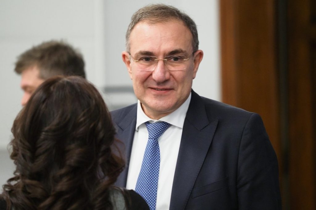 Министър Гуцанов: Няма социален министър, който да не иска коледни надбавки; търсят се спешни разчети от НОИ