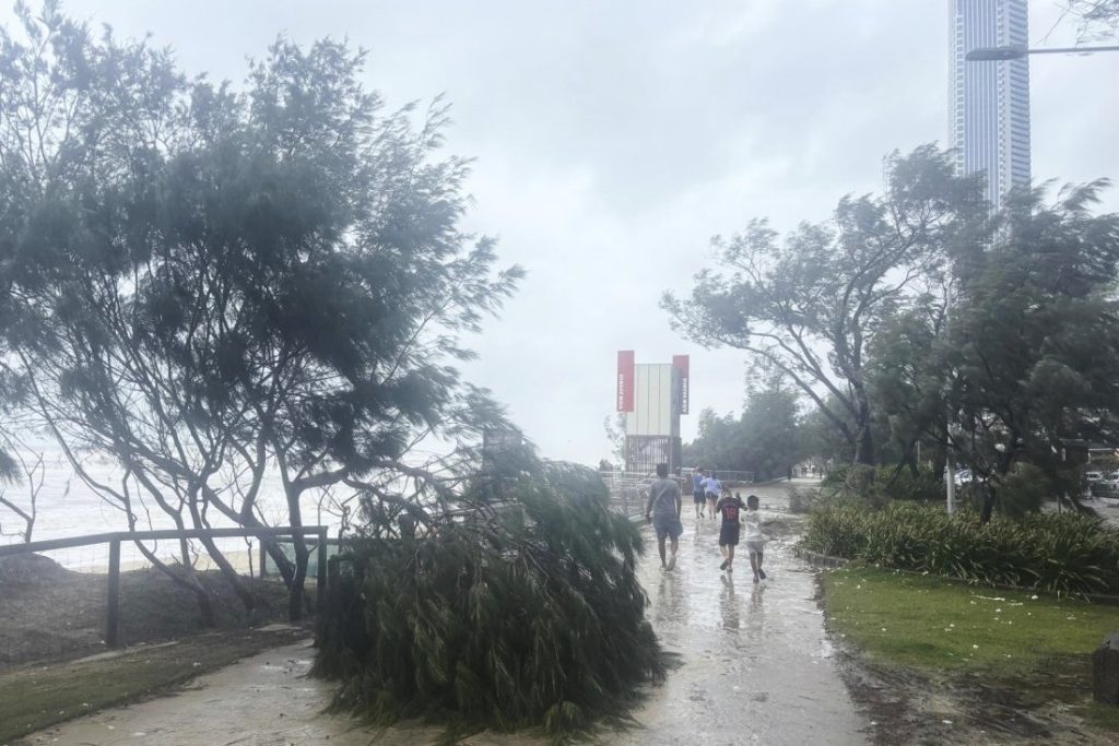 Бурята "Фина" остави хиляди австралийци без ток, летището в Даруин остава затворено