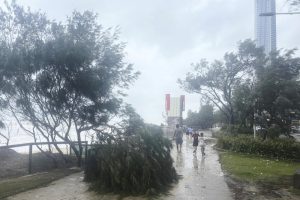 Бурята "Фина" остави хиляди австралийци без ток, летището в Даруин остава затворено