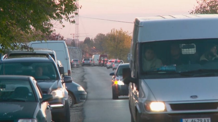 Ремонтът на пътя Първенец-Лилково е спрян: Кметът без обяснение, директорът на борсата готов да плати дупките сам