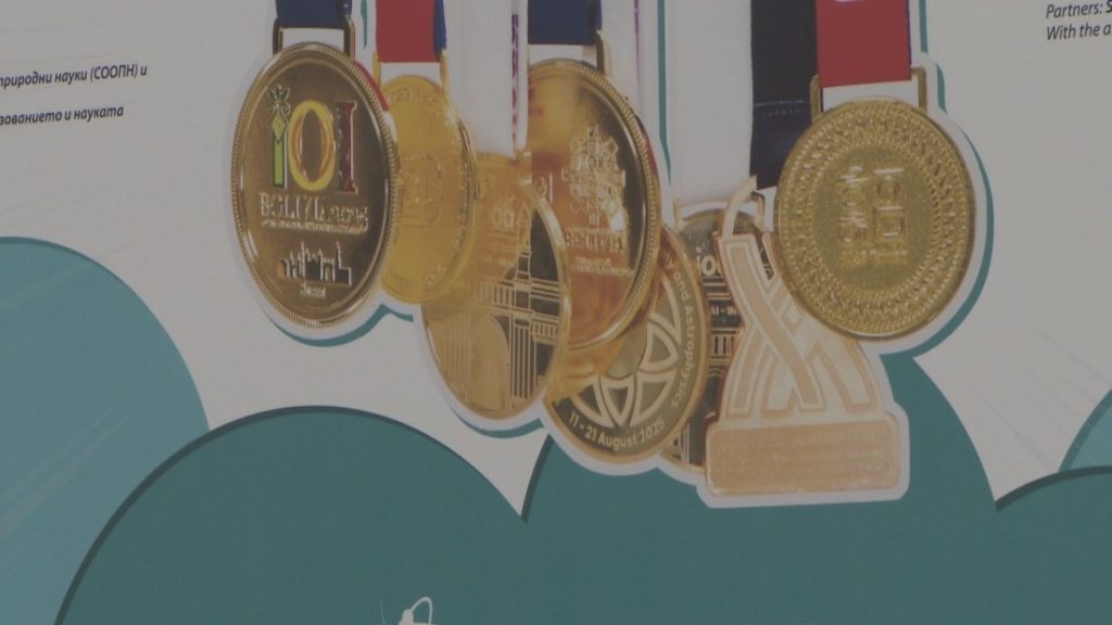 97 медала и рекорден интерес: Изложбата „Фантастичните умове“ вече е на Летище София