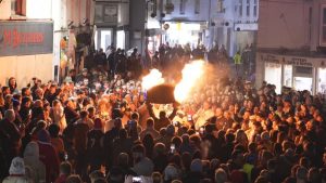 20 000 души отпразнуваха Нощта на Гай Фокс с вековната традиция на горящите варели в Отъри Сейнт Мери