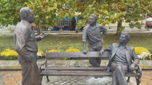Град Левски почете "Земляците": Откриха скулптурна композиция на Парцалев, Вачков и Цончев