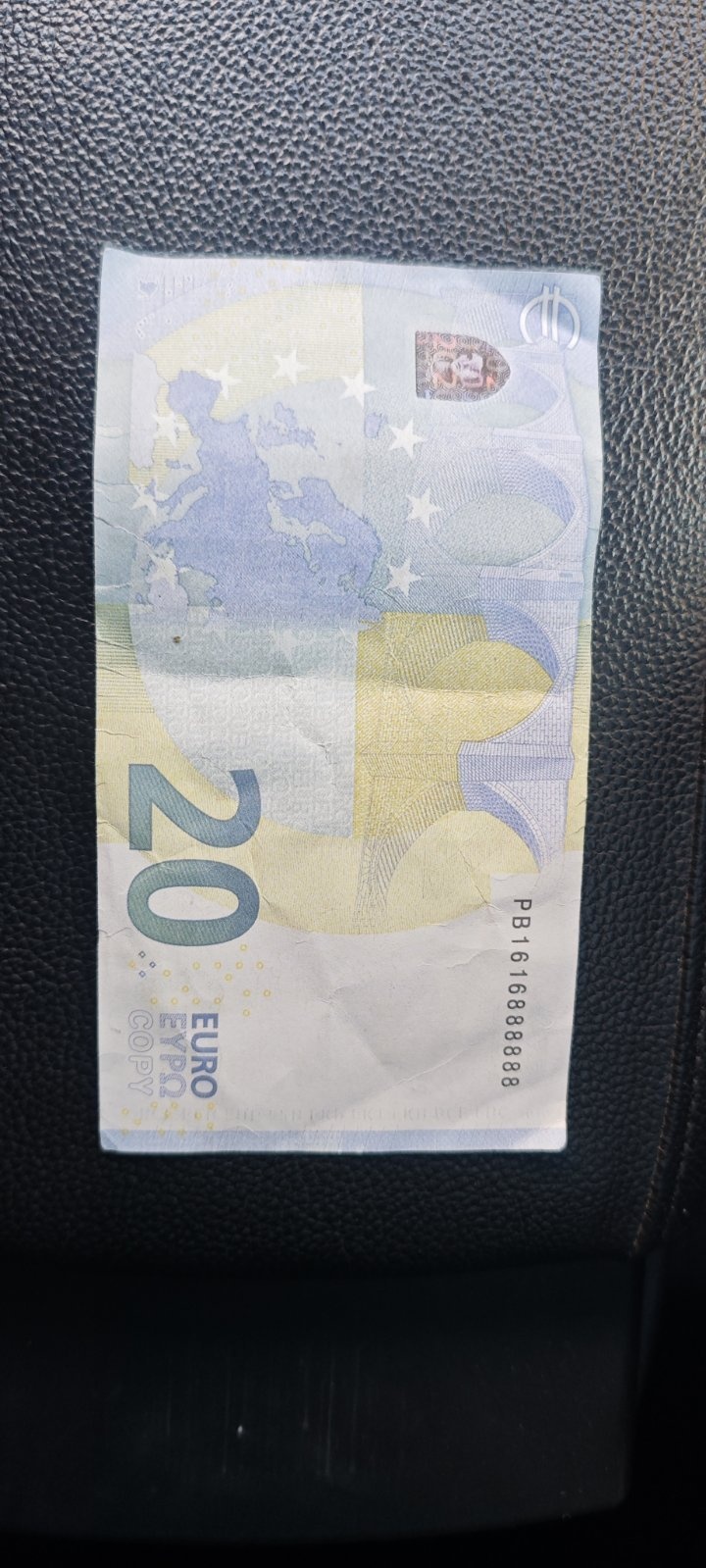 Таксиметров шофьор във Варна измамен с фалшива 20-еврова банкнота, извършителят задържан