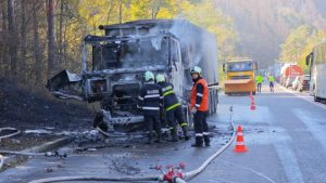 Камион с памук изгоря на Прохода на Републиката: Километрични задръствания и горски пожар