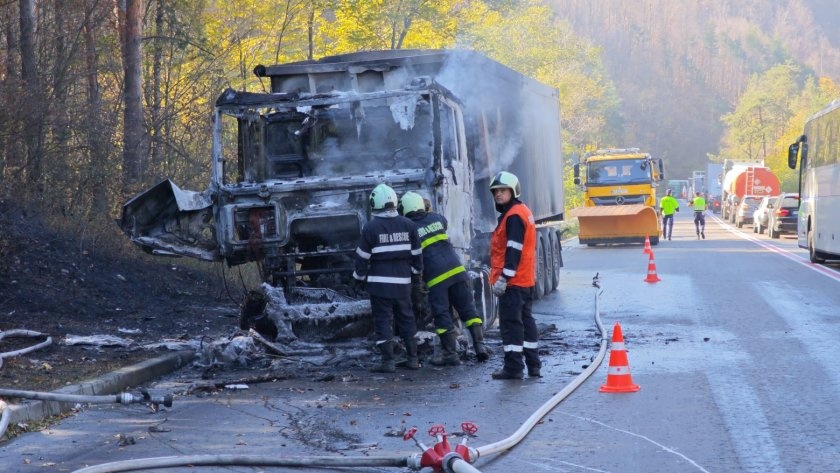 Камион с памук изгоря на Прохода на Републиката: Километрични задръствания и горски пожар