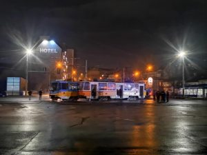 Двама пострадали и алкохол: Тежка катастрофа между два трамвая и бус до Централна гара в София