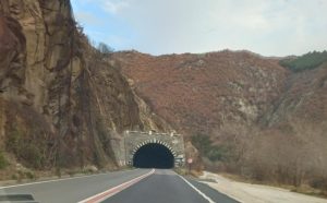 Възстановено е движението след катастрофа в Кресненското дефиле, пътните условия остават опасни