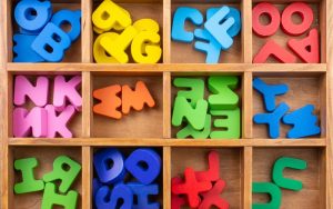 „Парасоциален“ е думата на 2025 г. за Кеймбриджкия речник, повлияна от AI и социалните мрежи