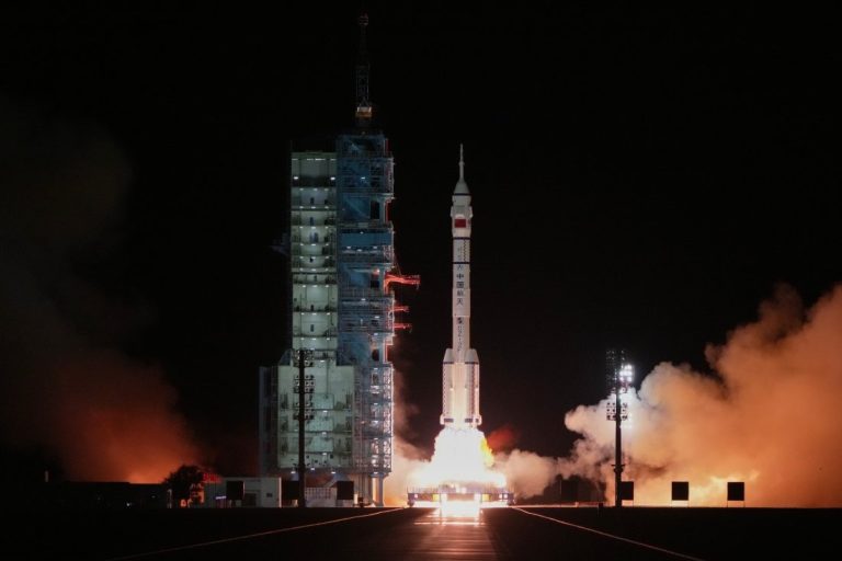 Мисия „Шенжоу-21“: Китай изстреля трима астронавти и четири мишки към космическата станция „Тиангун“