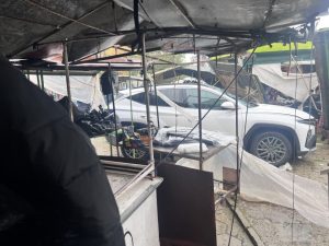 73-годишна шофьорка обърка педалите: Кола се заби в сергии на пазара в Казанлък, щетите надхвърлят 2000 лв.