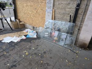 Автомобил се вряза в аптека в Пловдив: Шофьорът е чист, кръстовището – опасно