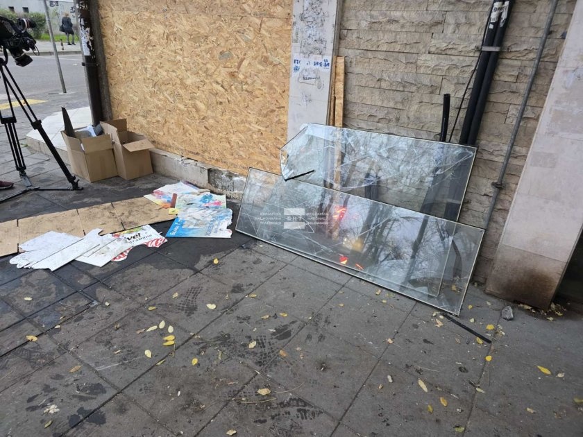 Автомобил се вряза в аптека в Пловдив: Шофьорът е чист, кръстовището – опасно