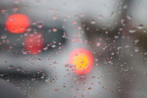 Времето: Валежите намаляват на запад, усилват се на изток, жълт код за дъжд