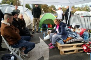 Майката на загинал младеж в Нови Сад е хоспитализирана след 12 дни гладна стачка пред сръбския парламент