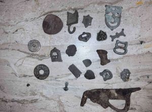 Акция в Айтоско: Металдетектор и десетки артефакти, носещи белези на културно-исторически ценности, иззети от иманяр