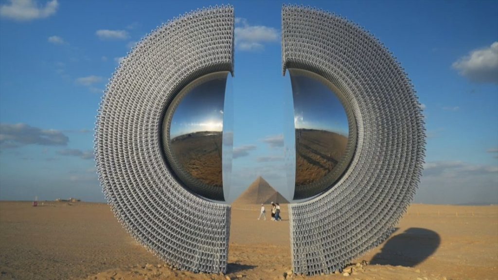 Монументално изкуство пред Гиза: Съвременни инсталации трансформират пейзажа на пирамидите