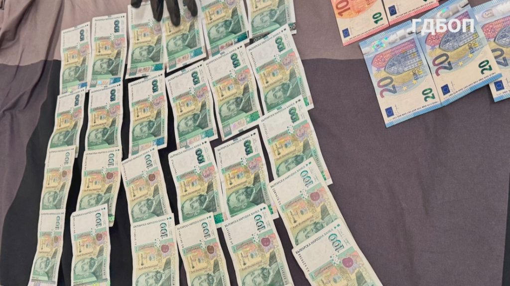 Над 110 000 лева и юбилейни монети открити в дома на митнически инспектор в Драгоман