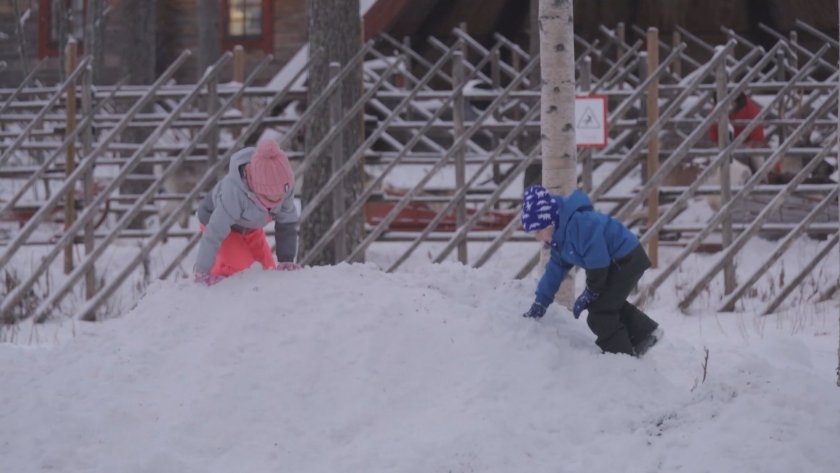 Лапландия най-после побеля: Сняг падна в селото на Дядо Коледа след необичайно топъл период