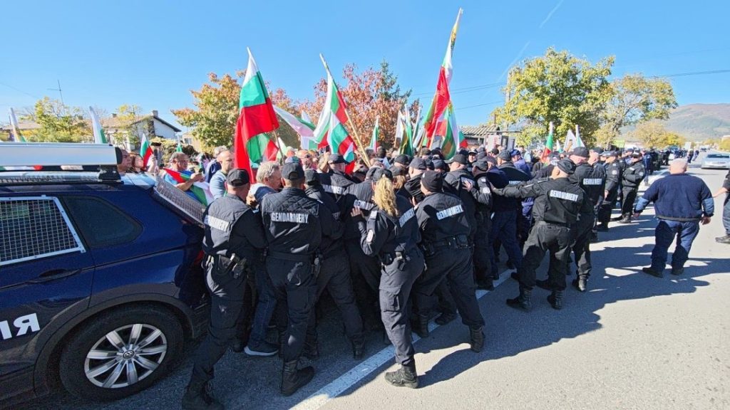 Напрежение и сблъсъци на протестите срещу еврото по пътя за Прохода на Републиката