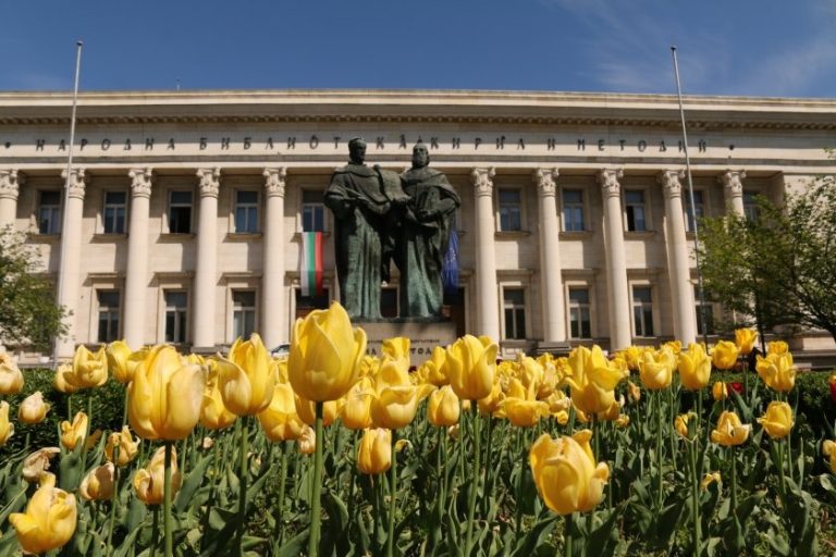 „Ние за какво работим?“: Заплатите на библиотекарите в Националната библиотека замразени за трета година „Ние за какво работим?“: Заплатите на библиотекарите в Националната библиотека замразени за трета година