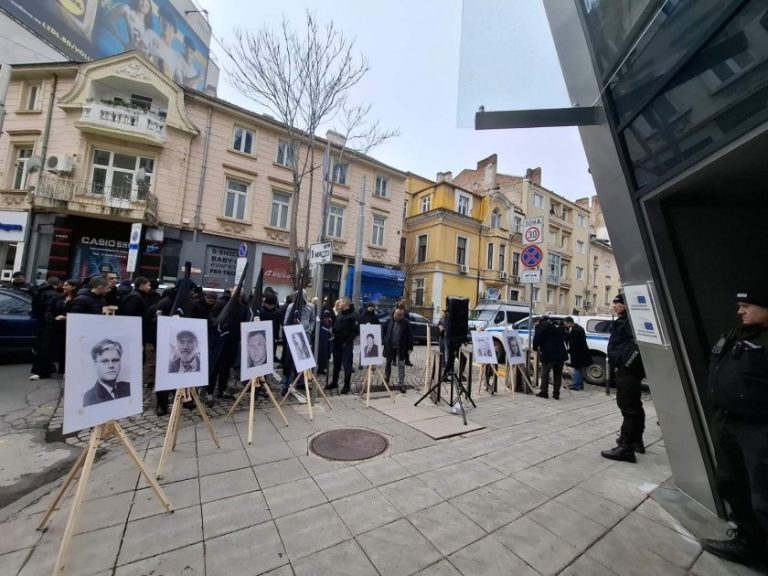 ВМРО протестира пред ЕК в София: "Нито един повече" срещу терора над българите в РСМ ВМРО протестира пред ЕК в София: "Нито един повече" срещу терора над българите в РСМ