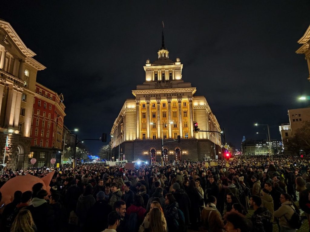 Напрежение пред парламента: Блокада, ранени полицаи и заявка за продължение на протеста срещу Бюджет 2026