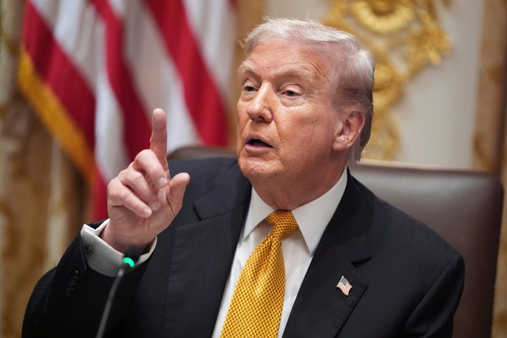 Демократите публикуваха 18 000 имейла на Епстийн: Нови данни за връзки с президентът Тръмп