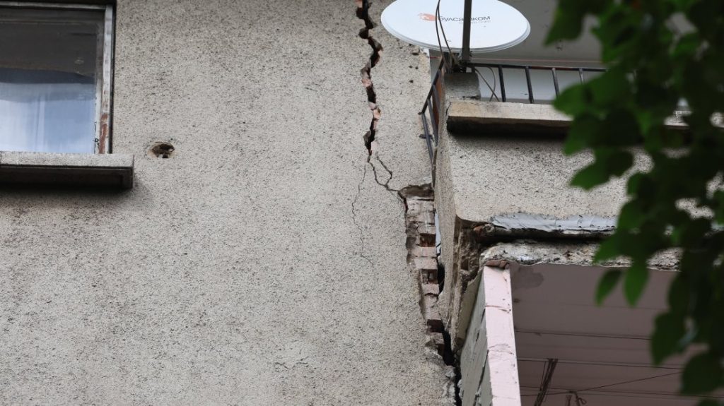 Нов сигнал за пукнатини в жилищен блок в Слатина: Жители се опасяват от свлачане заради изкопа на метрото