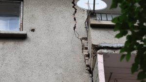 Нов сигнал за пукнатини в жилищен блок в Слатина: Жители се опасяват от свлачане заради изкопа на метрото