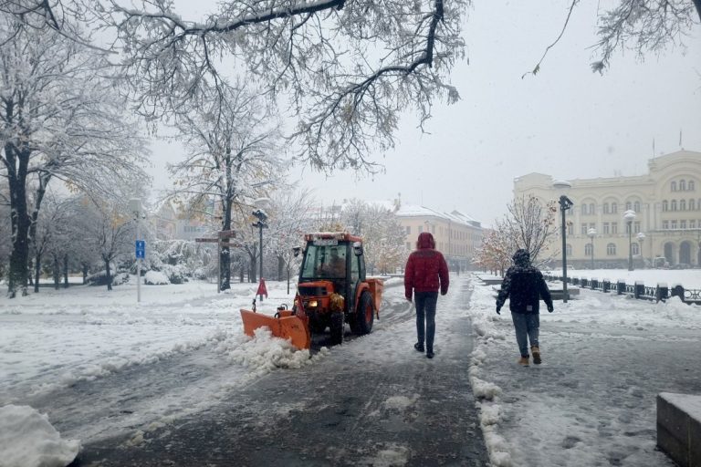 Обилен сняг парализира Босна и Херцеговина, причини проблеми преди изборите