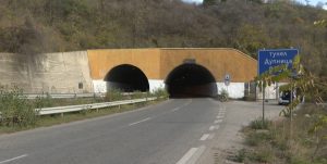 Мрак и риск за шофьорите: Тунел „Дупница“ остава без осветление, основният ремонт се отлага