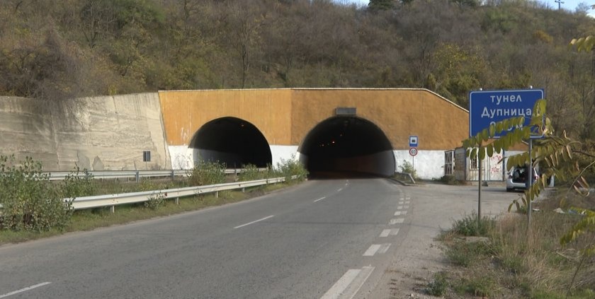 Мрак и риск за шофьорите: Тунел „Дупница“ остава без осветление, основният ремонт се отлага