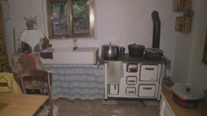 Отнеха децата на семейство-отшелници, живели в италианска гора