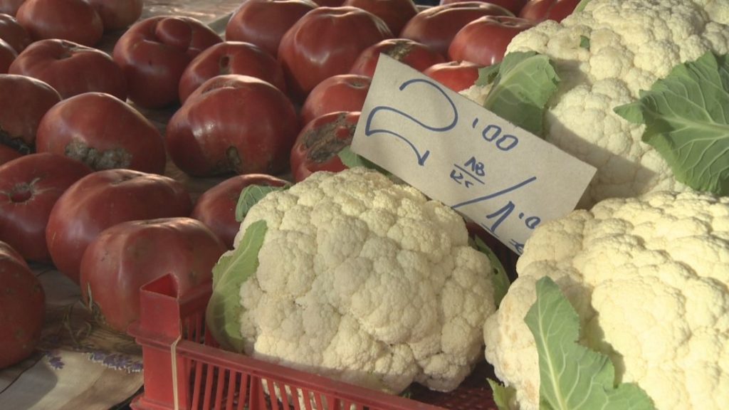 Различен старт за еврото: Големите вериги се снабдяват, малките търговци разчитат на клиентите