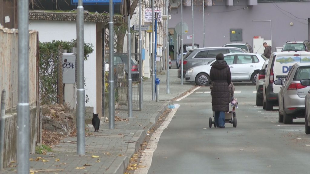 Стълбове препречват тротоар след ремонт в Благоевград, общината с обяснение